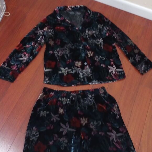 Banana Republic Velvet Watercolor Zebra Pajama Set Lounge Set, Size M - NWOT - Picture 7 of 13